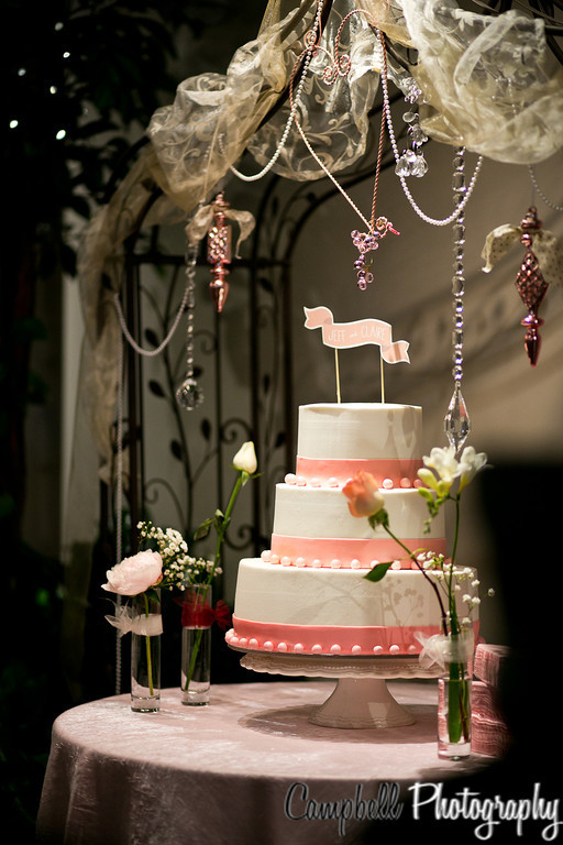 elegant wedding cake at wedding venue in salt lake